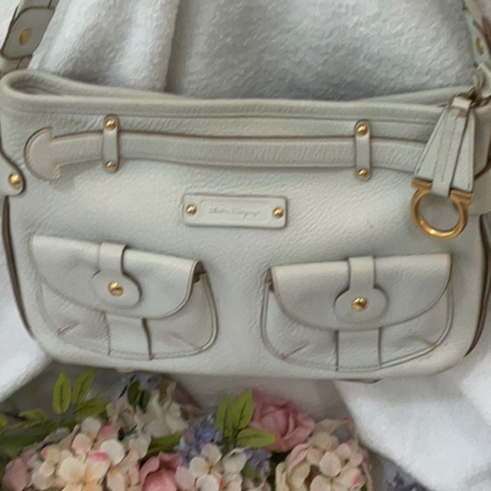 SALVATORE FERRAGAMO EUC LEATHER SHOULDER BAG